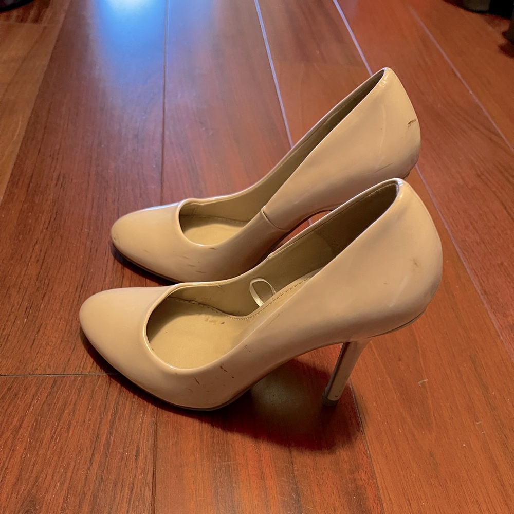 Nude pumps